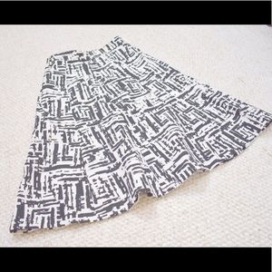 Cute midi black and white patterned skirt.